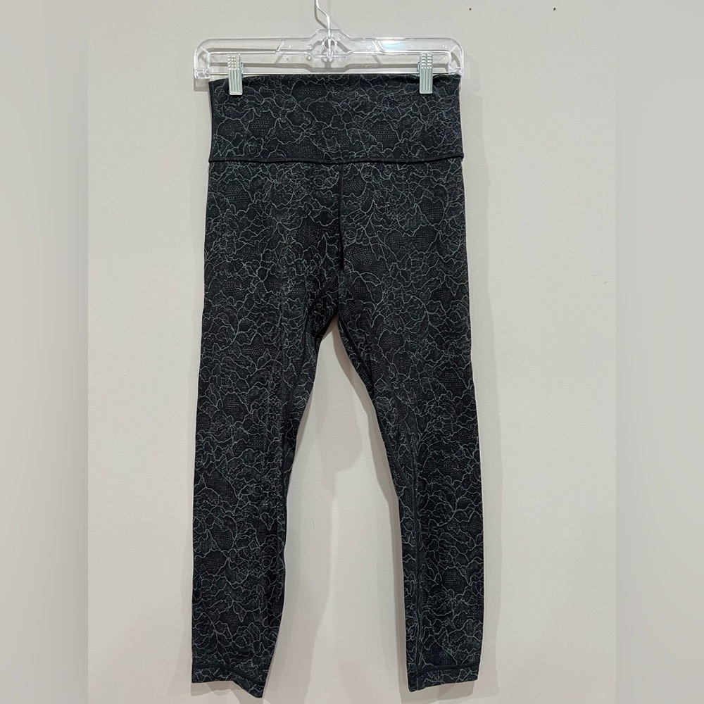 Lululemon Size 6 Leggings - High Waisted - Excellent Condition